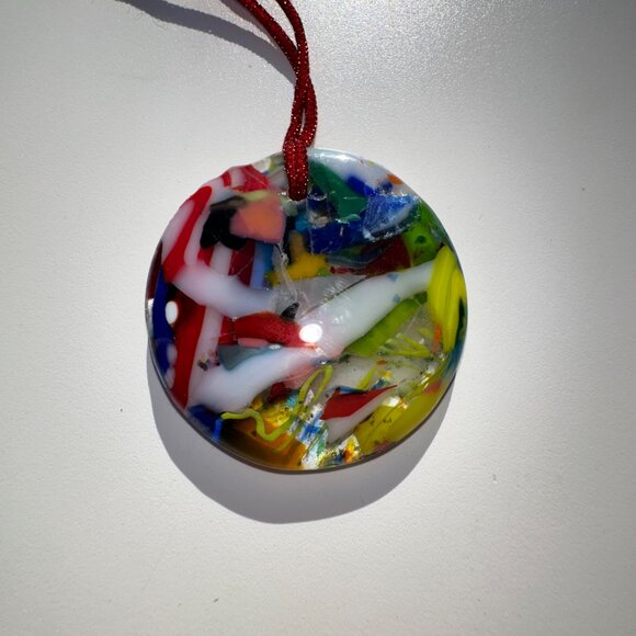 #9578 ROUND FUSED GLASS 2 1/4” ROUND MULTI COLOR ORNEMENT OR SUNCATCHER - Picture 6 of 8